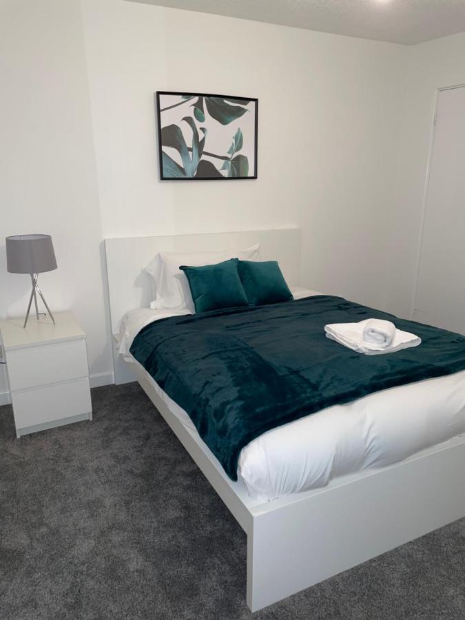 Modern Contractor's Haven: Cannock 2-Bed with Easy Access Exterior photo