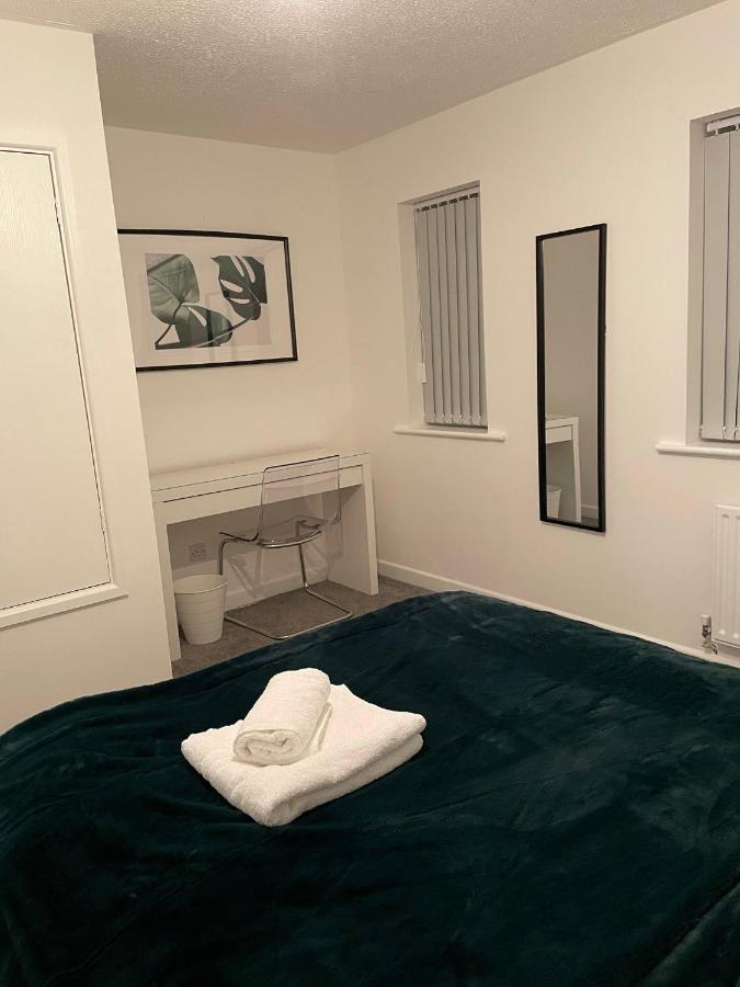 Modern Contractor's Haven: Cannock 2-Bed with Easy Access Exterior photo