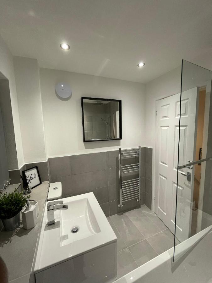 Modern Contractor's Haven: Cannock 2-Bed with Easy Access Exterior photo