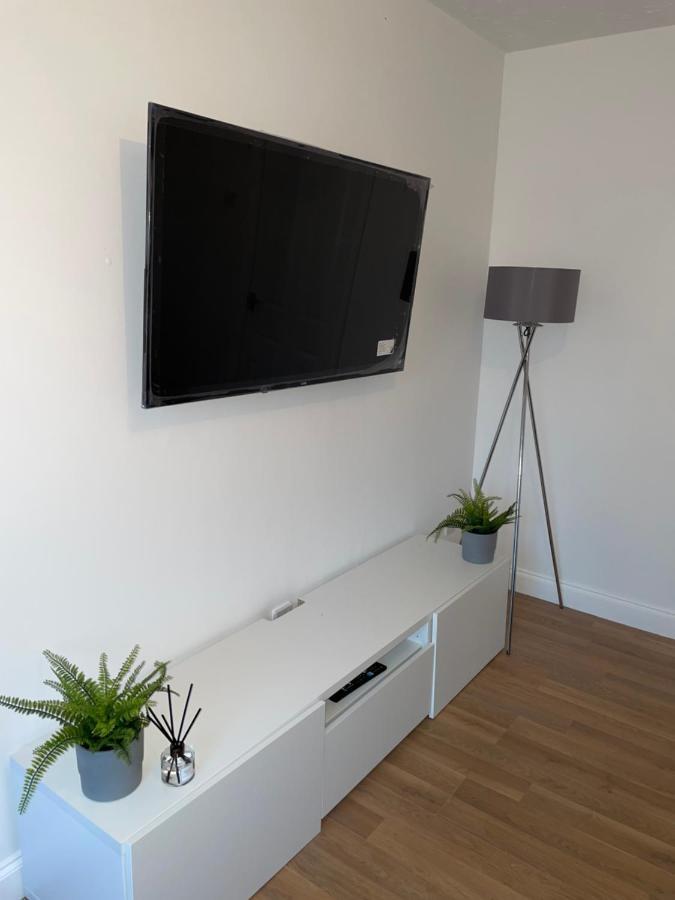 Modern Contractor's Haven: Cannock 2-Bed with Easy Access Exterior photo