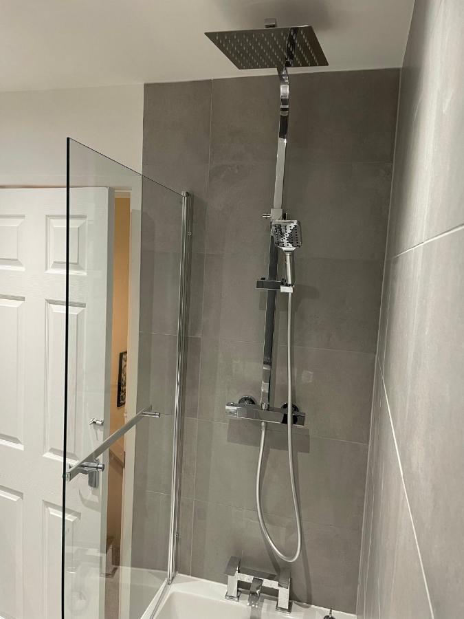 Modern Contractor's Haven: Cannock 2-Bed with Easy Access Exterior photo