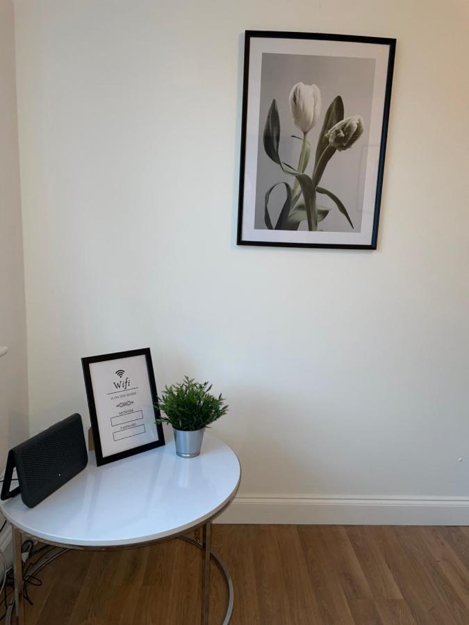 Modern Contractor's Haven: Cannock 2-Bed with Easy Access Exterior photo