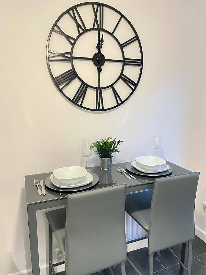 Modern Contractor's Haven: Cannock 2-Bed with Easy Access Exterior photo